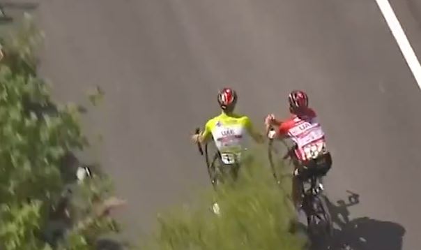 Episod i çuditshëm, fituesi i Turit të Francës humb garën duke luajtur “Guri, letra dhe gërshëra” (VIDEO)