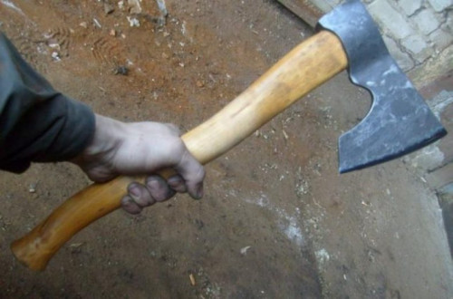 “Çmendet” 29-vjeçari shqiptar! Merr përpara me sëpatë makinat e grekëve, e neutralizon policia (VIDEO)