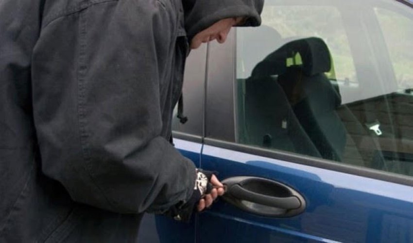 Durrës, 42-vjeçarit i vjedhin makinën e parkuar para banesës
