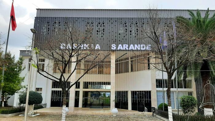 Arrestohet drejtori në bashkinë e Sarandës, në pranga dhe një juriste e noteri