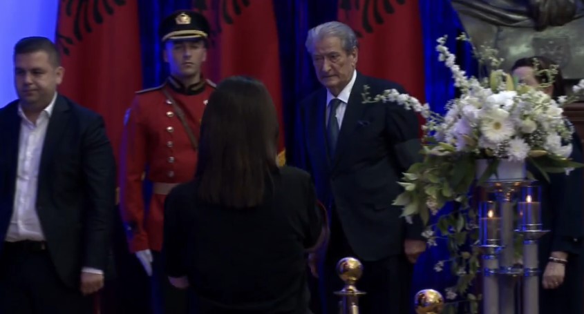 Berisha homazhe në nder të Nishanit, shoqërohet nga e shoqja dhe deputetët e Rithemelimit