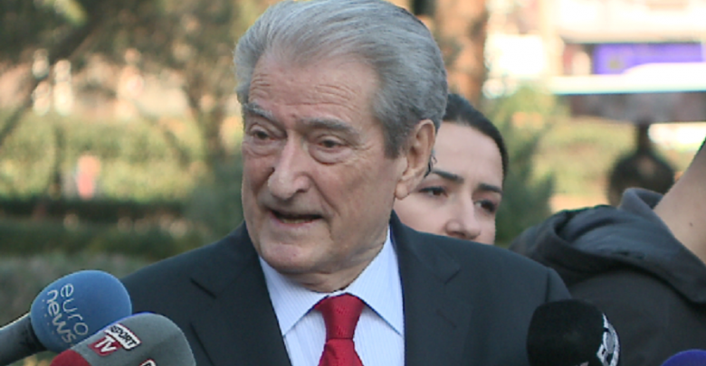 Berisha kundër Metës: Shkeli Kushtetutën, nuk mund të firmosë dekret jashtë vendit