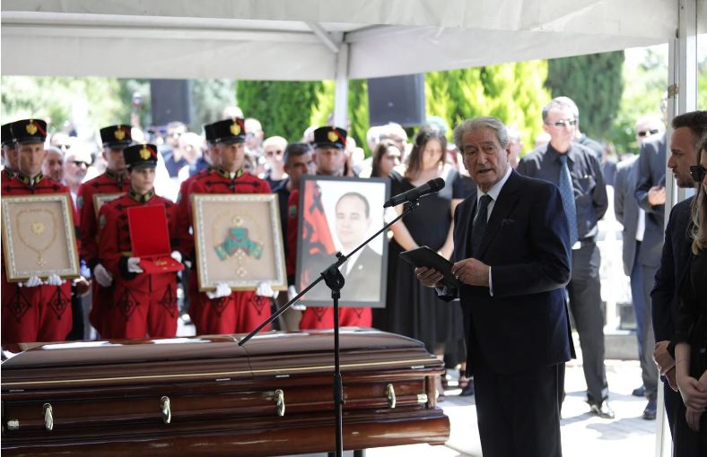 Berisha përlotet në fjalimin e lamtumirës për Nishanin: Mbetesh burim frymëzimi në kujtesën tonë