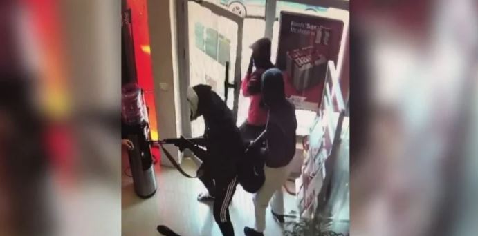 Momenti i grabitjes së bankës, autorët me maskë Halloween-i kërcënojnë punonjësit me armë (VIDEO)