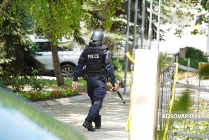 Kërcënime për bomba në katër shkolla në veri të Kosovës, evakuohen nxënësit