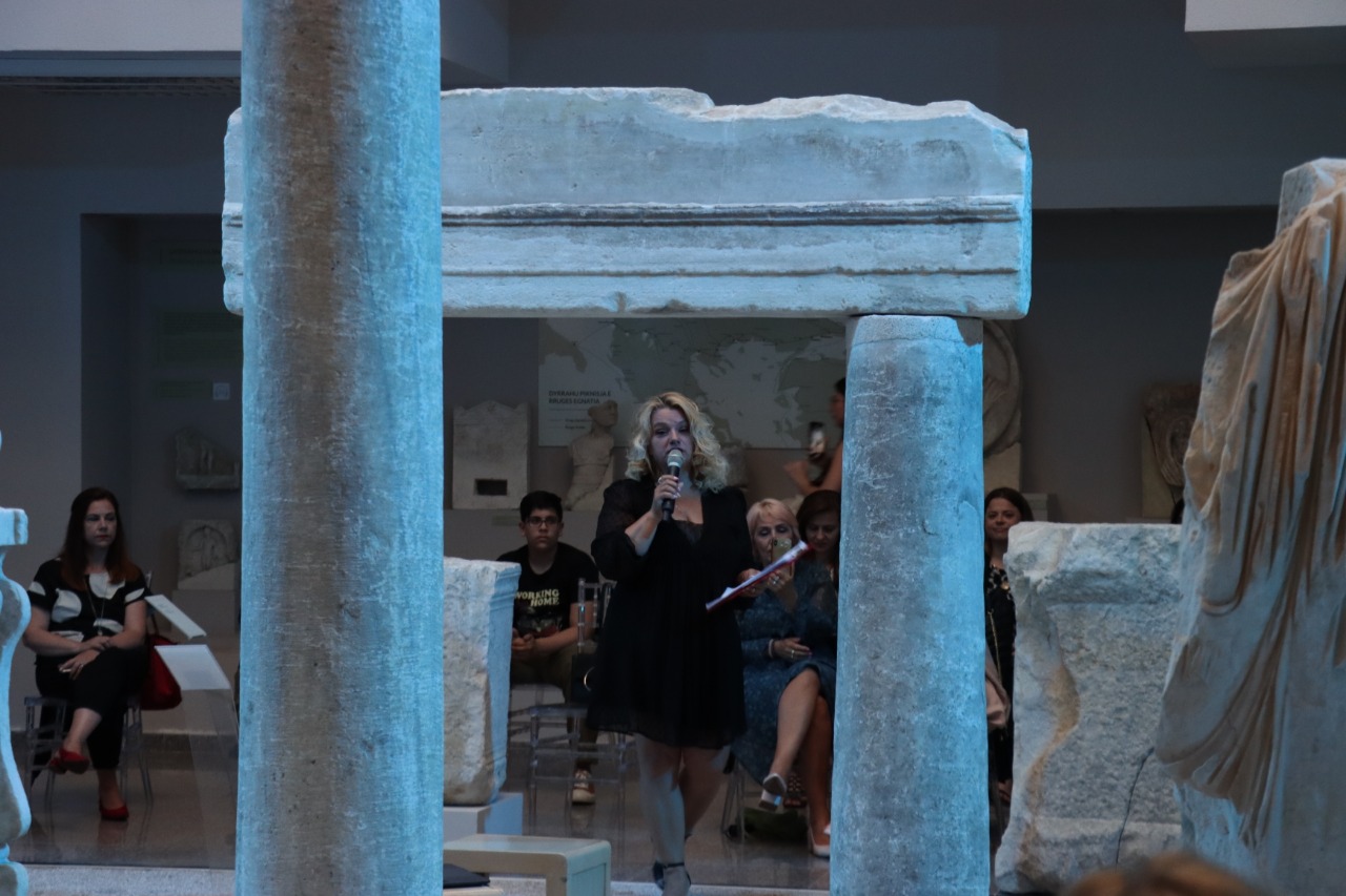 Mbrëmje mbresëlënëse në Muzeun Arkeologjik, Anila Varfi përcjell emocione përmes interpretimit mjeshtëror (FOTO)