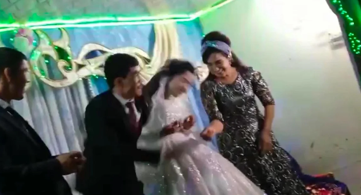 “Çmendet” dhëndri mes dasmës dhe rreh nusen, pamjet shkaktojnë zemërim (VIDEO)