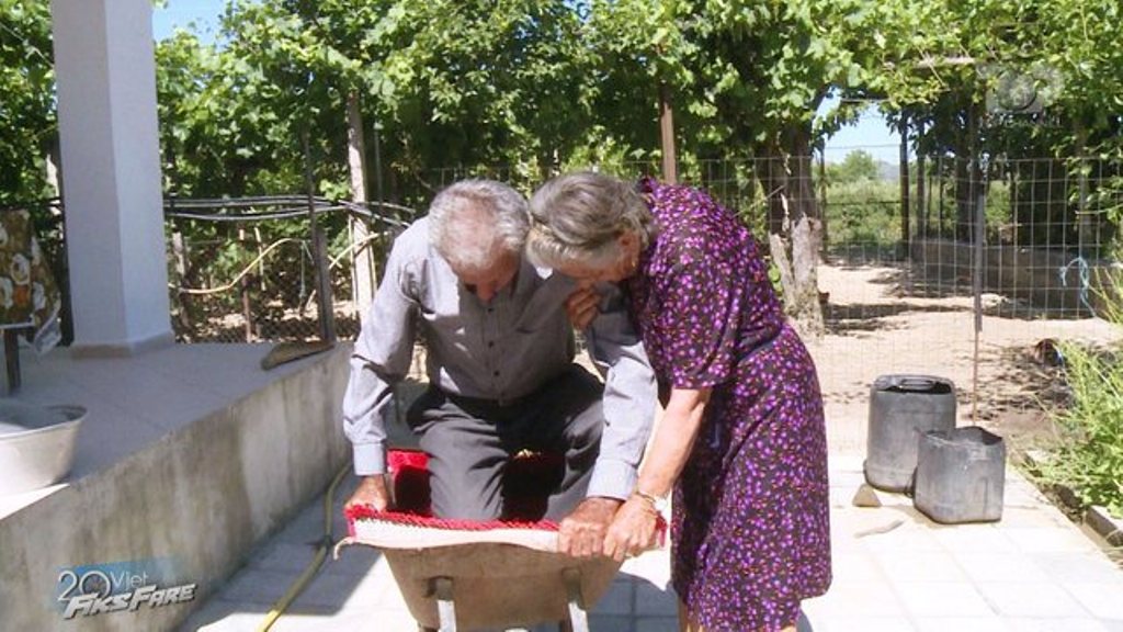 E trishtë! Dimali pa rrugë, 80-vjeçarja transporton bashkëshortin e sëmurë me karrocën e plehut