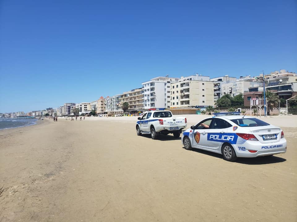 Durrës, u rrahën me njëri-tjetrin për vendosjen e çadrave dhe shezlongëve në bregdet, procedohen penalisht tre persona