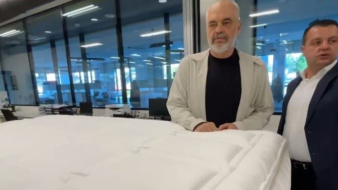 Një dyshek të personalizuar, Rama merr dhuratën speciale në Kosovë