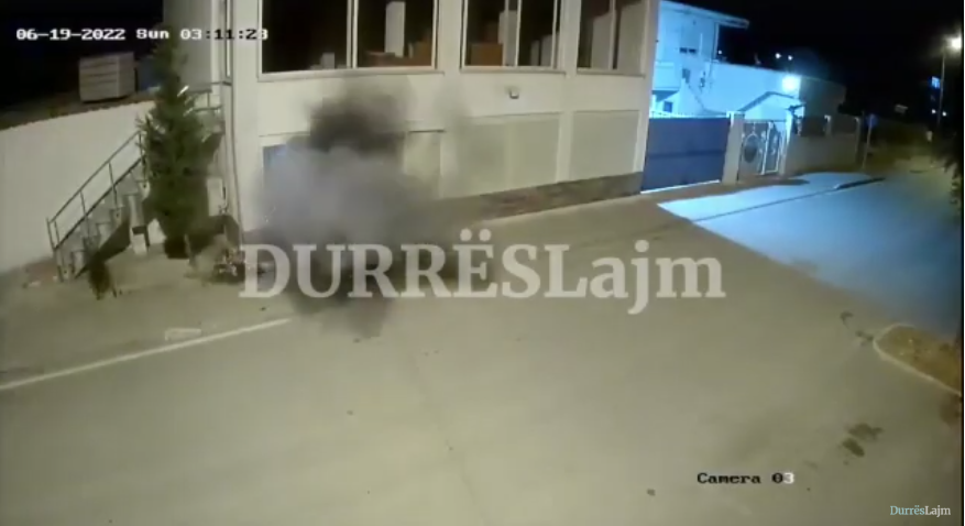 Durrës, momenti i shpërthimit të eksplozivit në biznes, autori e hodhi nga mjeti (VIDEO)