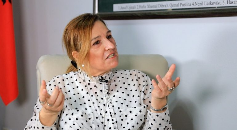 Flutura Açka shpërthen ndaj Ramës: Me prostitutën e Rusisë vendose që shqiptarët mos paraqiten në Europë?