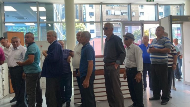 E korrën grurin me autokombajnë? Qindra banorë të fshatit thirren në SPAK