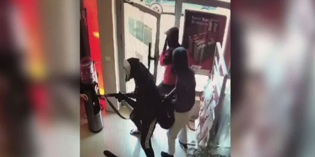 “Zbërthehet” grabitësi i bankës në Koplik: Vendosëm të mos përdorim armë, ja si i harxhuan paratë e vjedhura