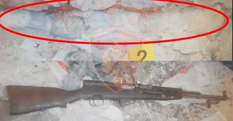 Kërcënonte gruan dhe djalin me armë zjarri, arrestohet 52-vjeçari