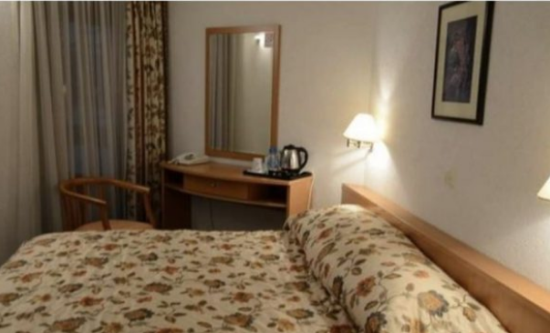 E reja bie nga ballkoni i hotelit, partnerit të saj i gjendet ekstazi dhe kanabis, procedohet nga policia