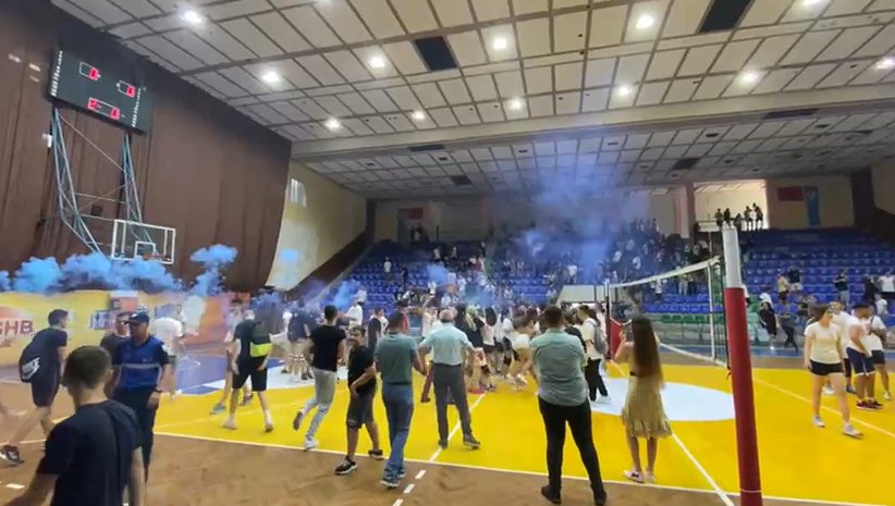 Shkolla &#8220;Ibrahim Kodra&#8221; fiton Kampionatin e Volejbollit mes gjimnazeve të Durrësit, djemtë dhe vajzat ngrenë kupën (VIDEO)
