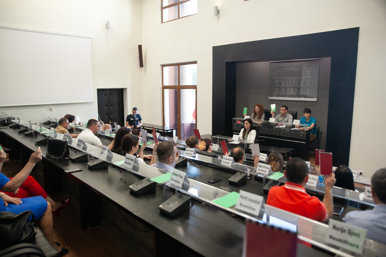 Mbledhja jashtë rradhe e Këshillit Bashkiak Durrës, miratohen 7 vendime dhe kthehet mbrapsht një tjetër