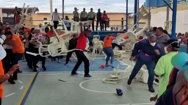 Kur militantët kundërshtarë përleshen me njeri-tjetrin me karrike (VIDEO)