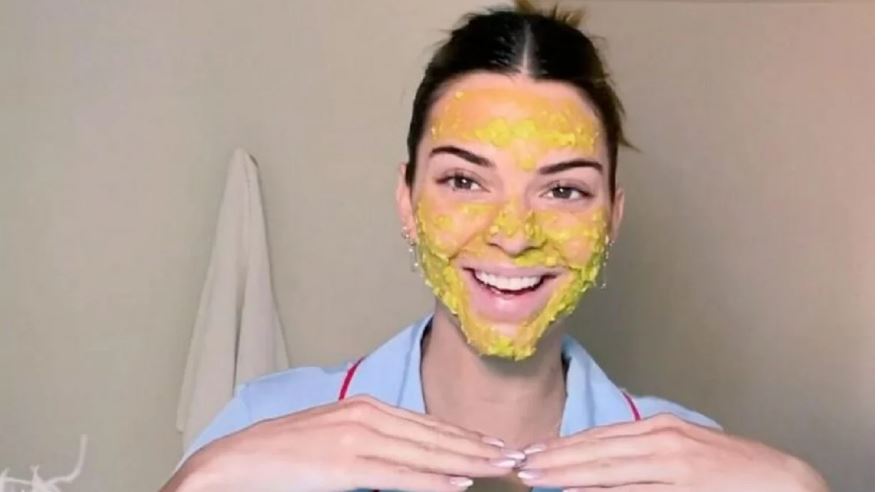 Si të përgatisni maskën e fytyrës që i ka ndryshuar lëkurën Kendall Jenner (VIDEO)