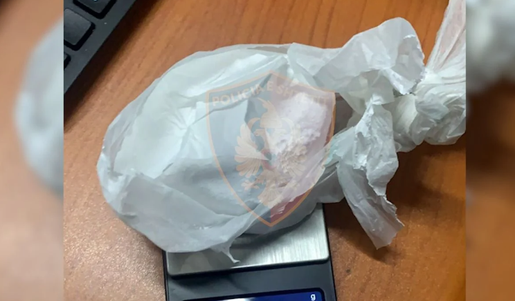 Ndante kokainën në porcione dhe e shiste në zona të Tiranës, kapet 27-vjeçari
