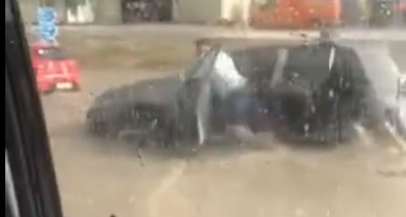 Përmbytet Kosova, rrugët kthehen në lumenj