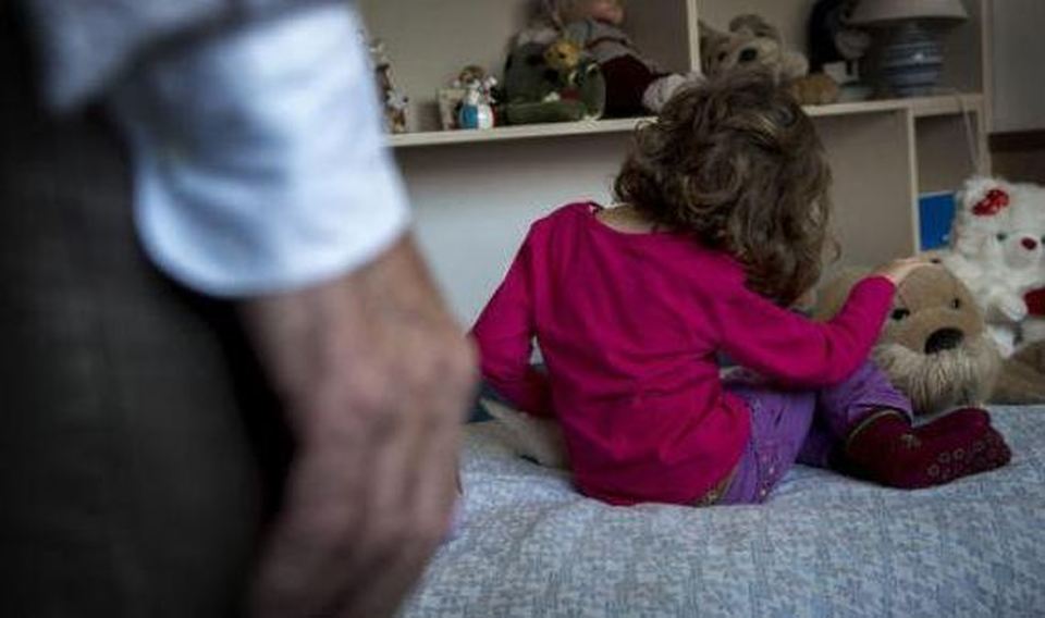 E rëndë në Kavajë, zbulohen mesazhet e pedofilit: “Zëre se je me babin tënd, mos ki frikë!” (EMRI)