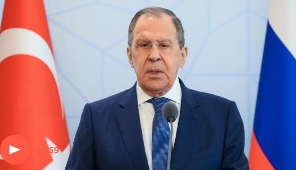 “Përveç drithërave, çfarë mallrash keni vjedhur dhe kujt ua keni shitur?”, gazetari ukrainas zë ngushtë Lavrovin për krizën humanitare