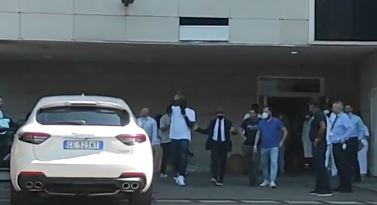 Lukaku përfundon vizitat mjekësore mes pritjes së ngrohtë të tifozëve të Interit