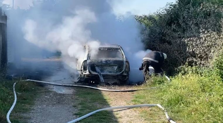 Gjendet një makinë e djegur, dyshohet se u përket autorëve të vrasjes së Naim Bajrit