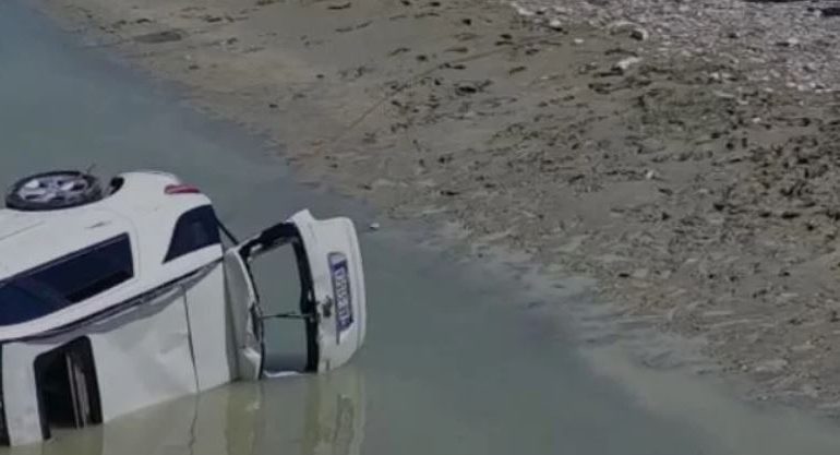 Aksident tragjik/ Nëna humb drejtimin e mjetit dhe bie në lumë, vdes bashkë me djalin 6 vjeç