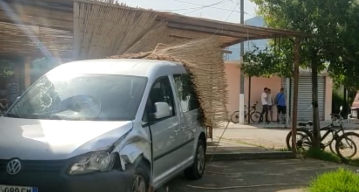 Makina përfundon në verandën e lokalit, lëndohet qytetari që po pinte kafe