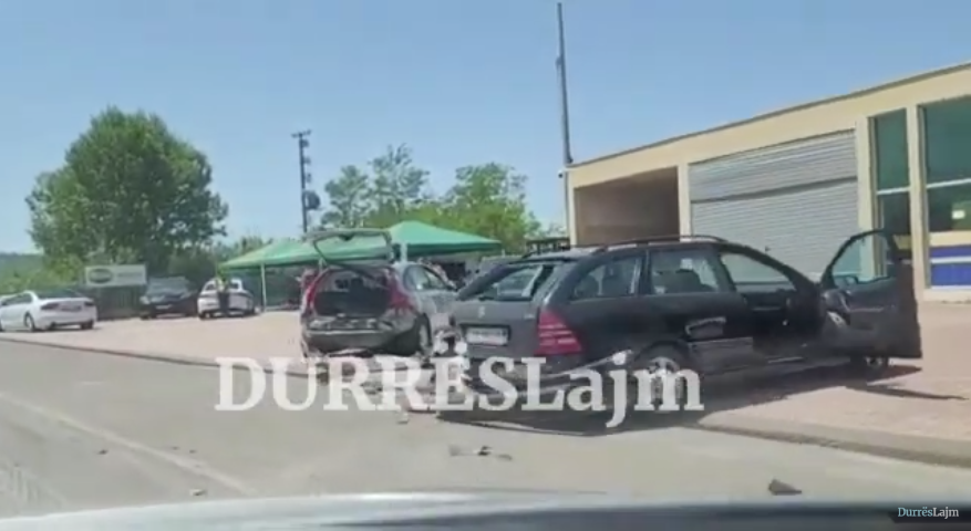 Përplasje mes dy mjeteve në autostradën Tiranë-Durrës, ambulanca në vendngjarje. Shkaktohet trafik i rënduar (VIDEO)