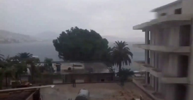 Rrufeja godet banesën në Sarandë, raportohet për dëme materiale (VIDEO)