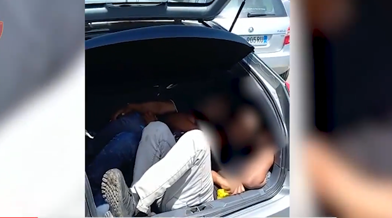 Në bagazhin e makinës drejt BE-së, arrestohen dy transportues (VIDEO)