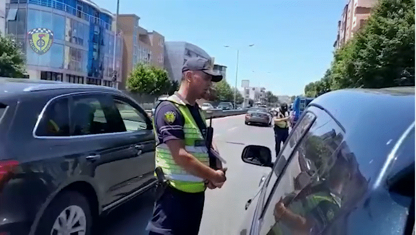 Policia Rrugore, masa të shtuara në Durrës/ Arrestohen 5 shoferë, pezullohen mbi 20 patenta dhe vendosen qindra gjoba (VIDEO)