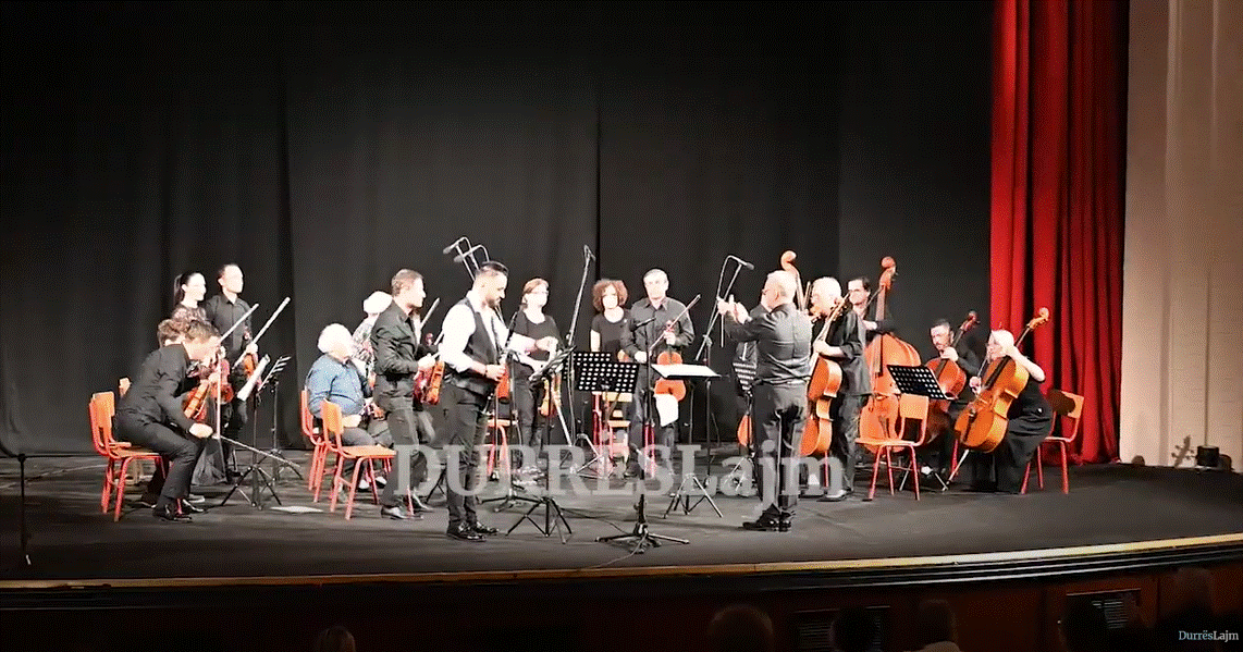 Orkestra e Harqeve e Durrësit vë në skenë koncertin me muzikë klasike (VIDEO)