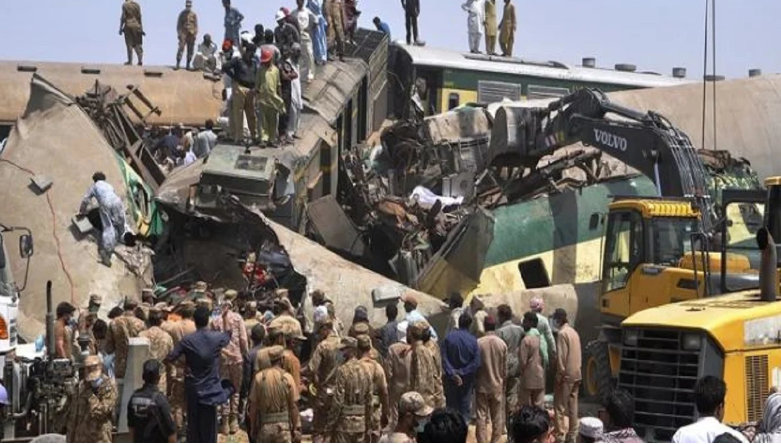 Trenat përplasen kokë më kokë, 30 të vdekur e mbi 50 të plagosur në Pakistan