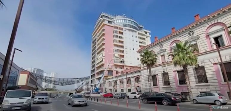 Riparimi i pallateve të dëmtuara në Durrës, bllokohet rruga nga &#8220;Veliera&#8221; drejt bulevardit &#8220;Epidamn&#8221; (VIDEO)