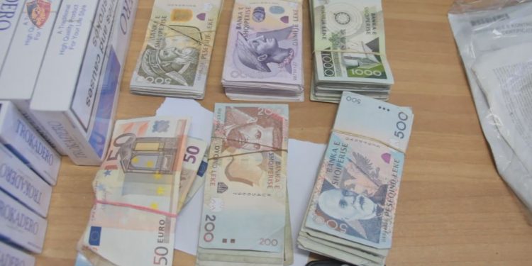 Italianit i sekuestrohen 12.400 euro dhe 1.850.600 lekë në kufi