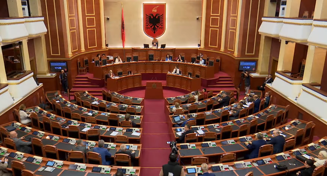 “Kërko falje!”/ Ndërpritet seanca, çfarë tha deputeti i PD që acaroi maxhorancën