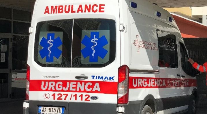 Adoleshentja plagos vëllanë, shoqërohet bashkë me nënën