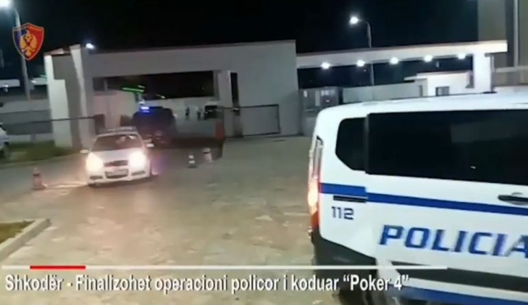 “Poker 4″/ Policia mësyn në ambientet e një lokali, dy persona në pranga, procedohen 9 të tjerë
