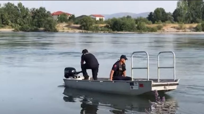 Ishte zhdukur dy ditë më parë, policia gjen sendet personale të 56-vjeçares anës lumit, nisin kërkimet
