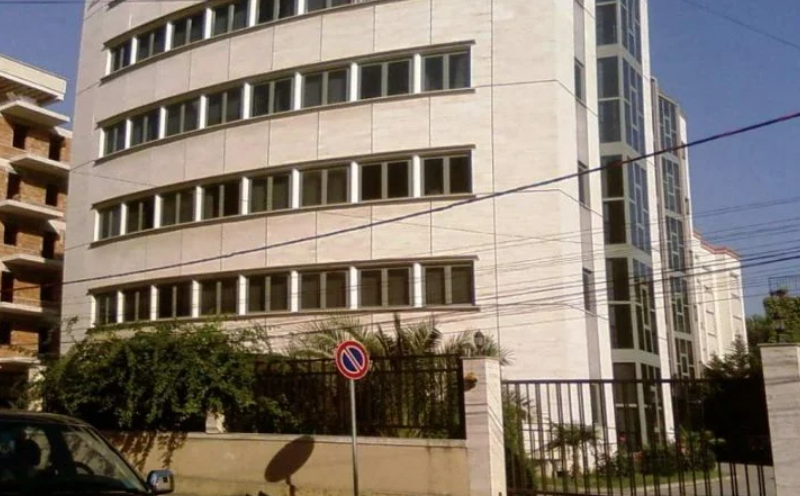 “Është ndërtim pa leje”, si u tjetërsua prona në qendër të Tiranës që çoi në pezullim e 7 zyrtarëve të Kadastrës