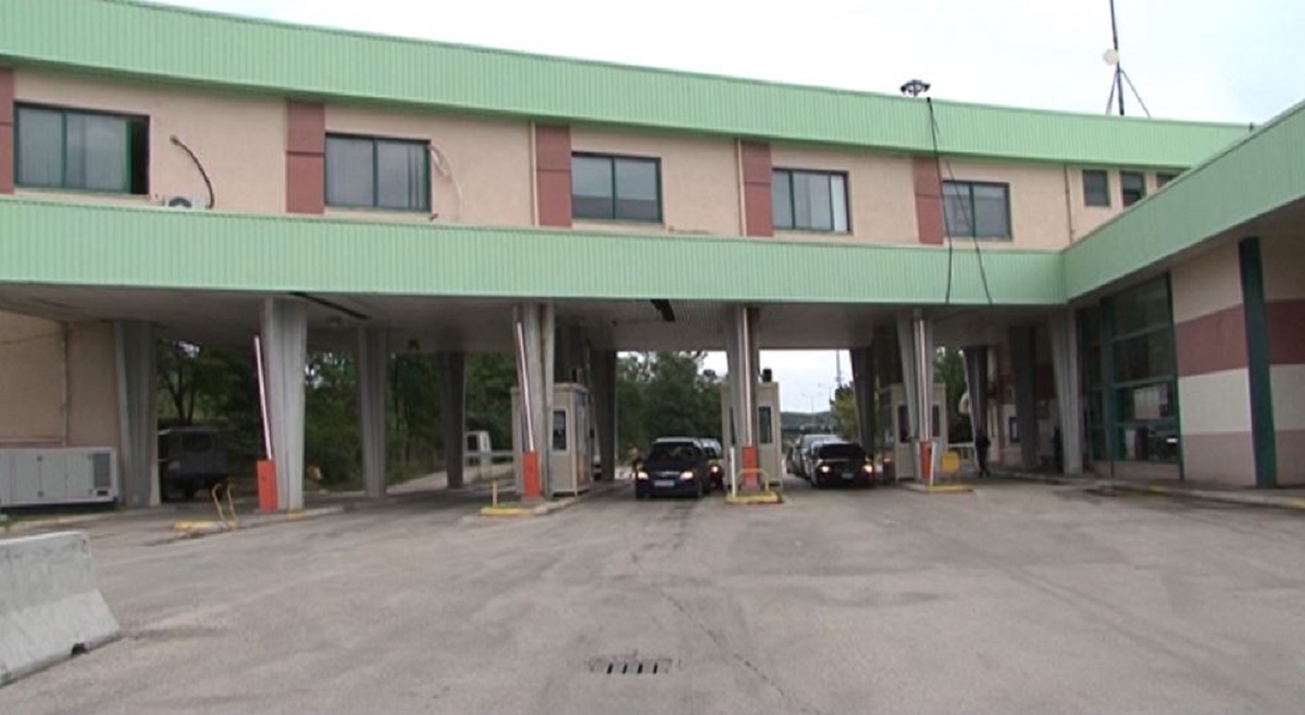 Mallra kontrabandë nga Qafë Thana, arrestohen 7 persona, mes tyre policë e doganierë