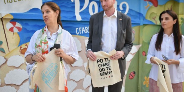 Ndalimi i qeseve plastike/ Kumbaro paralajmëron nga Durrësi: Nga 1 korriku fillojnë penalitetet