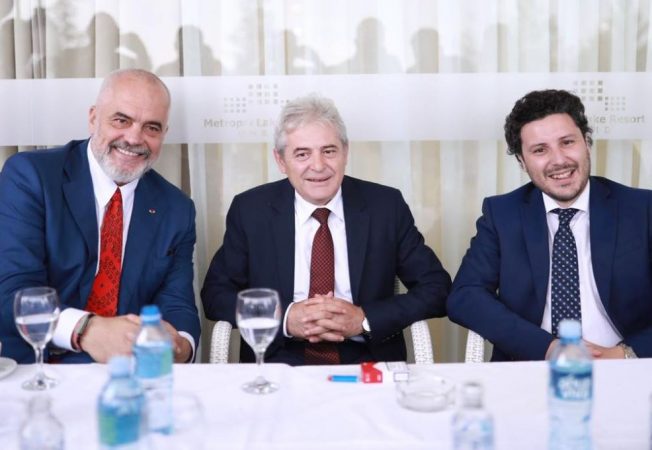 “Vëllezër të hapur”, Rama publikon foton në krah të Dritan Abazoviçit dhe Ali Ahmetit