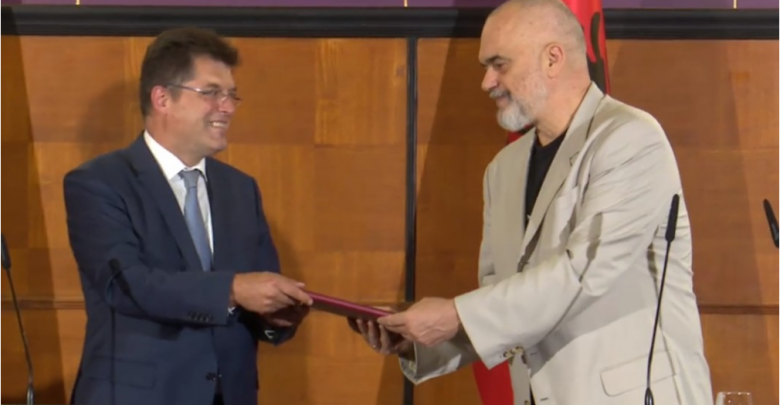 Shqipëria dorëzon kërkesën për anëtarësim në mekanizmin mbrojtës të BE-së, Rama: Lehtësim i madh