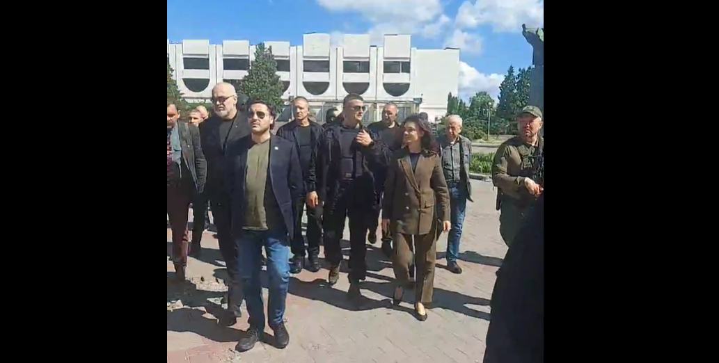 Pamjet nga Kievi, Rama i shoqëruar nga Elisa Spiropali dhe Endri Fuga vizitojnë kryeqytetin ukrainas nën masa të rrepta (VIDEO)